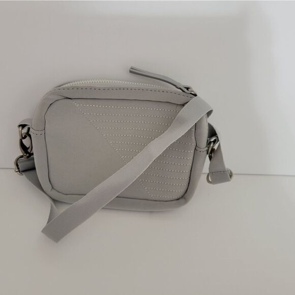 " VOORAY" Adjustable strap mini purse Lt gray Pre-owned - Picture 2 of 6